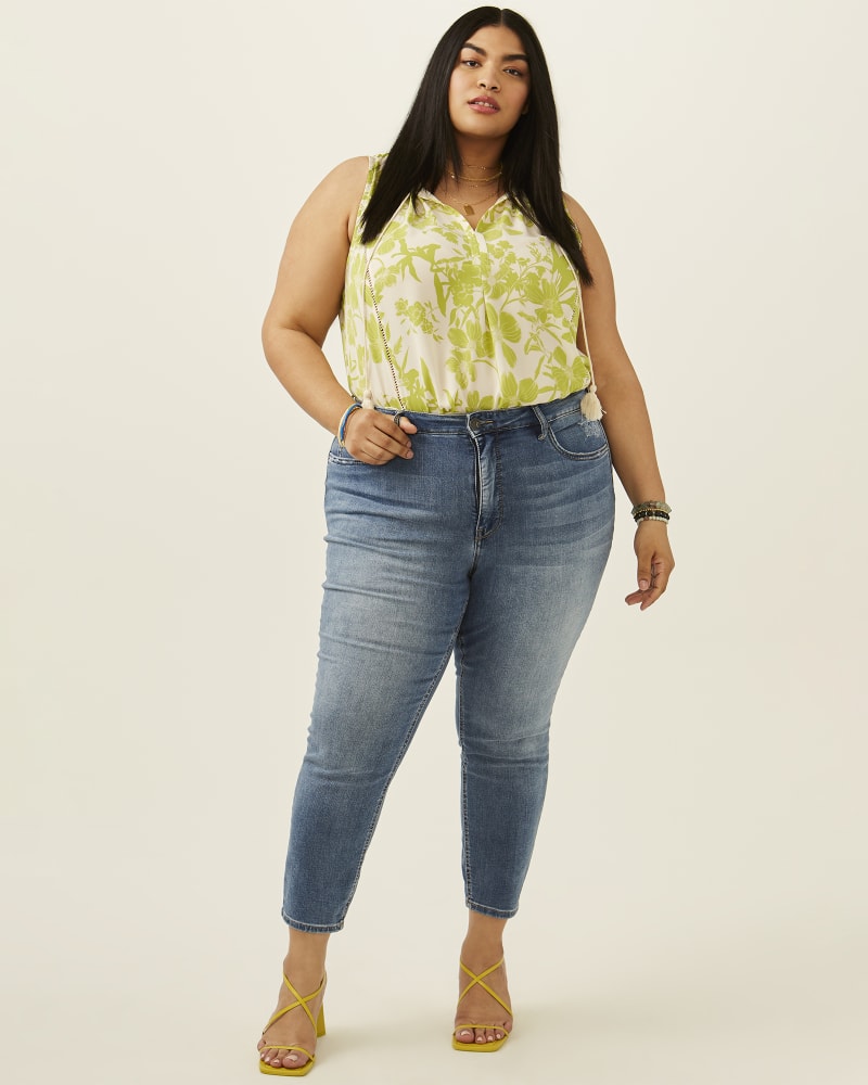 Plus size model with hourglass body shape wearing Naomi Cropped Straight Leg Jean by Kut From The Kloth | Dia&Co | dia_product_style_image_id:197002
